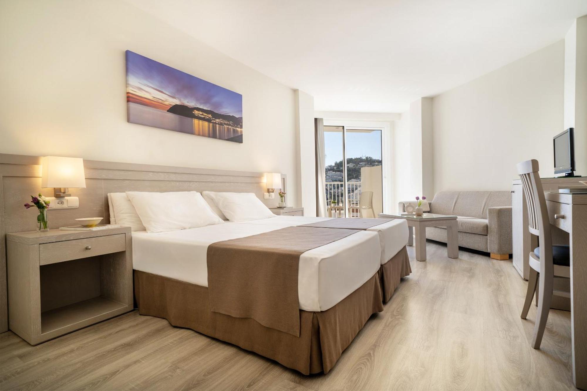 Standard Twin Room with Side Sea View