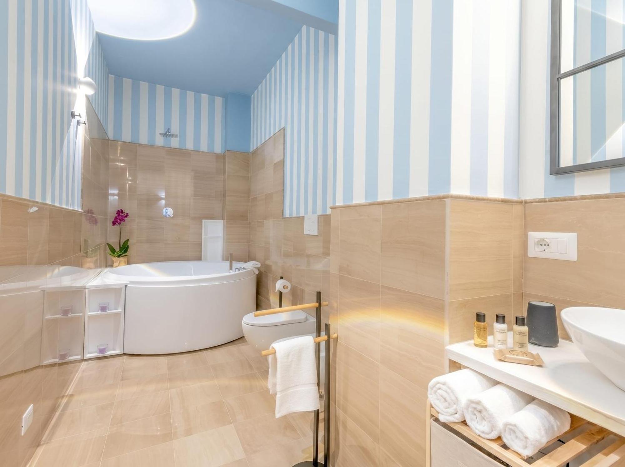King Suite Spa Bath