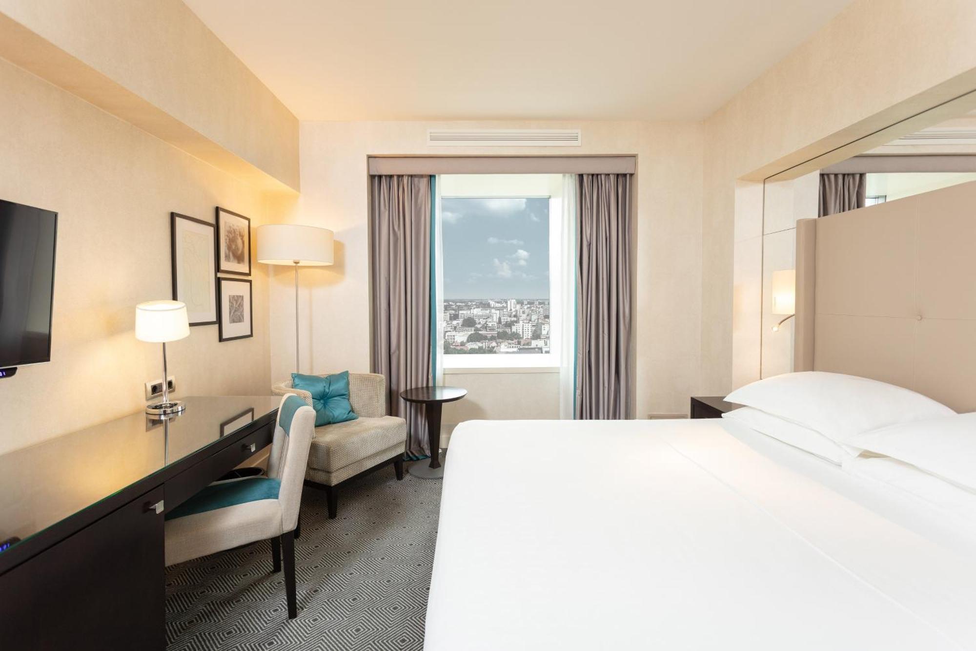 Classic Guest room 1 King City view
