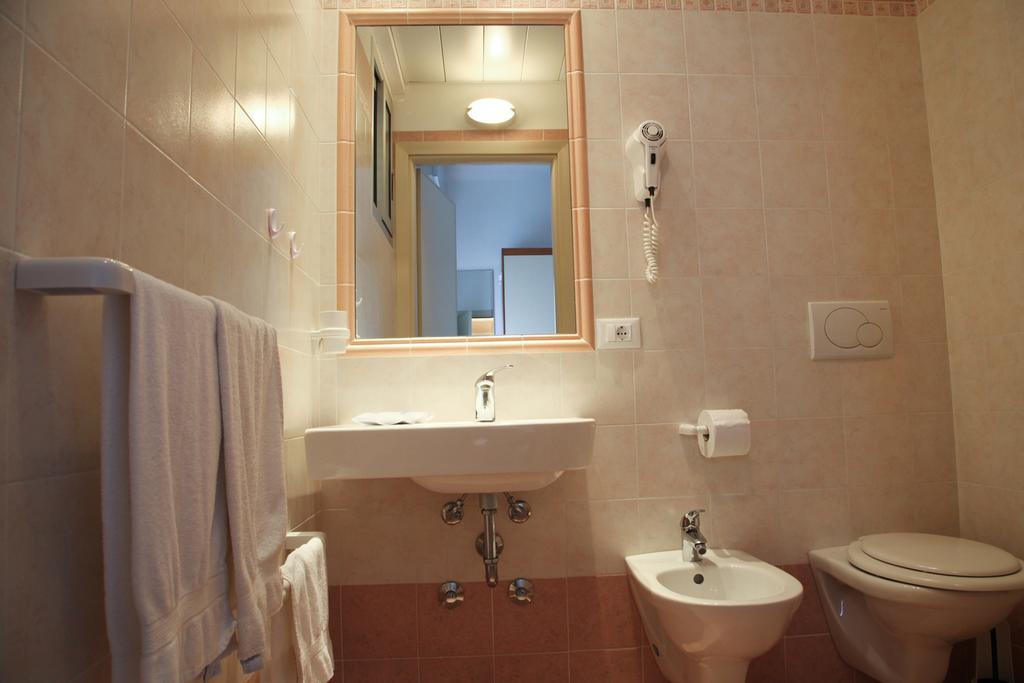 Chambre Double - Vue Latérale sur Mer