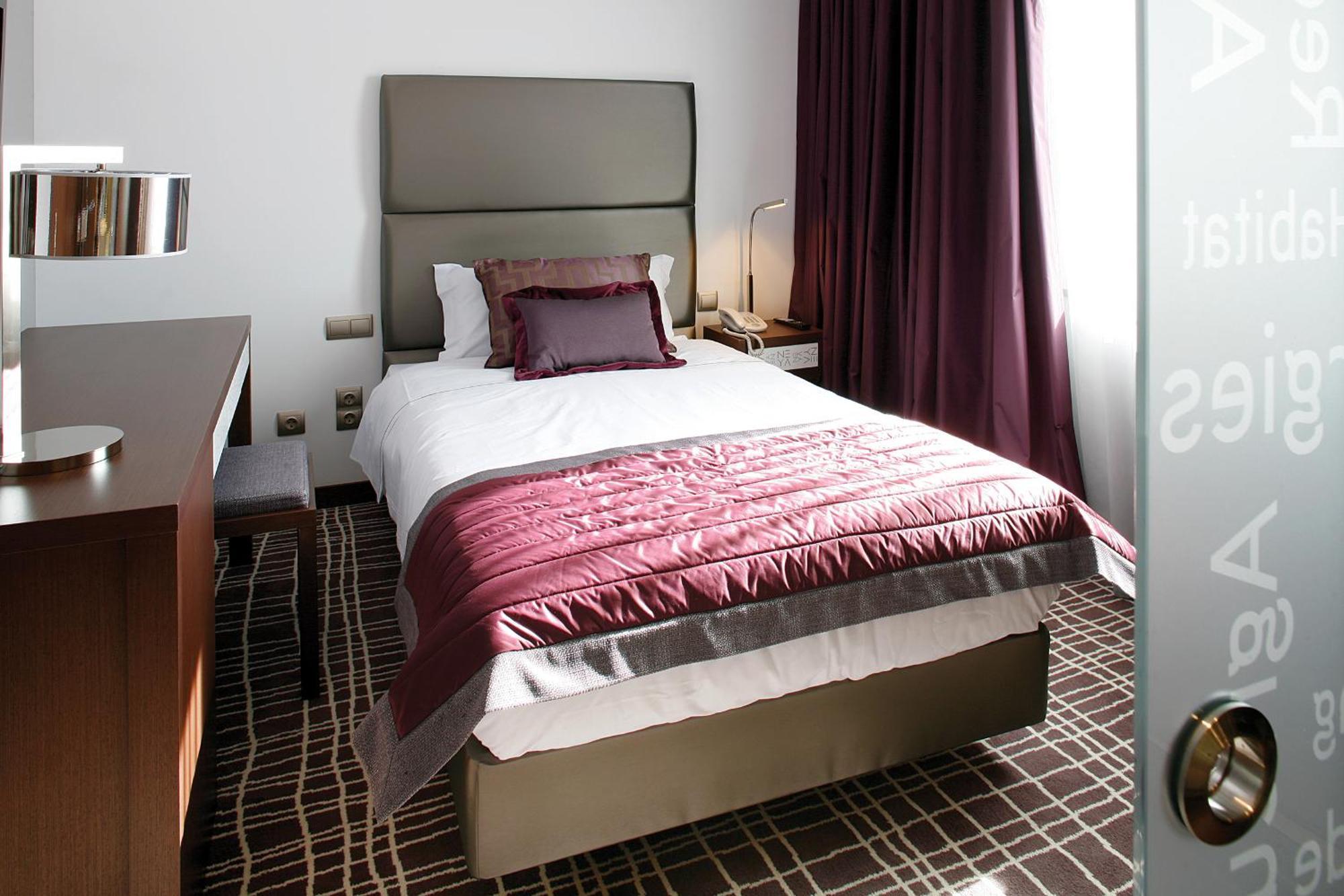 Single Room,790251291:JPEG