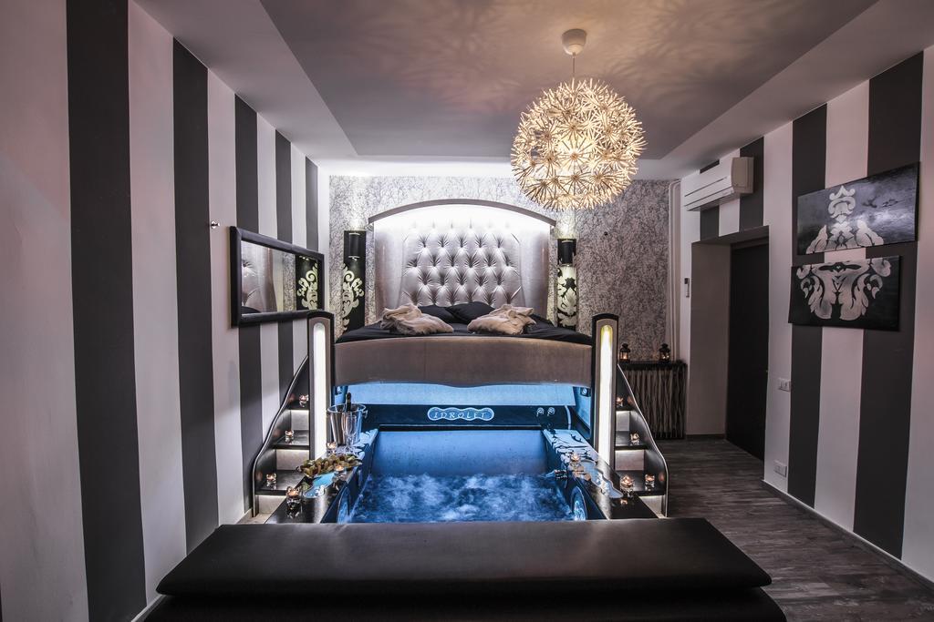 Deluxe Suite Spa Bath