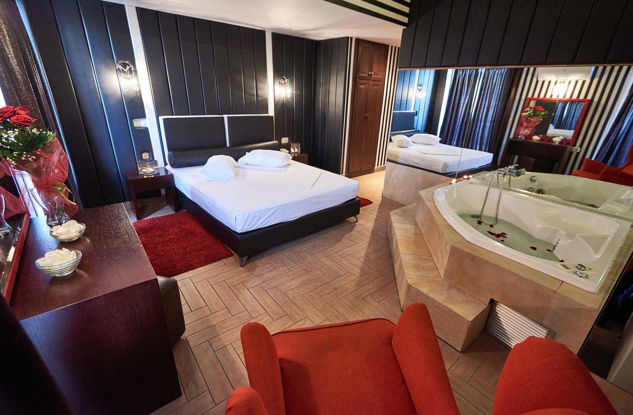 Suite with Hot Tub,544599867:JPEG