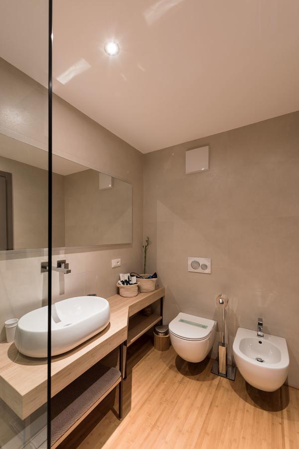 Habitación con cama extragrande y bañera de hidromasaje en la habitación