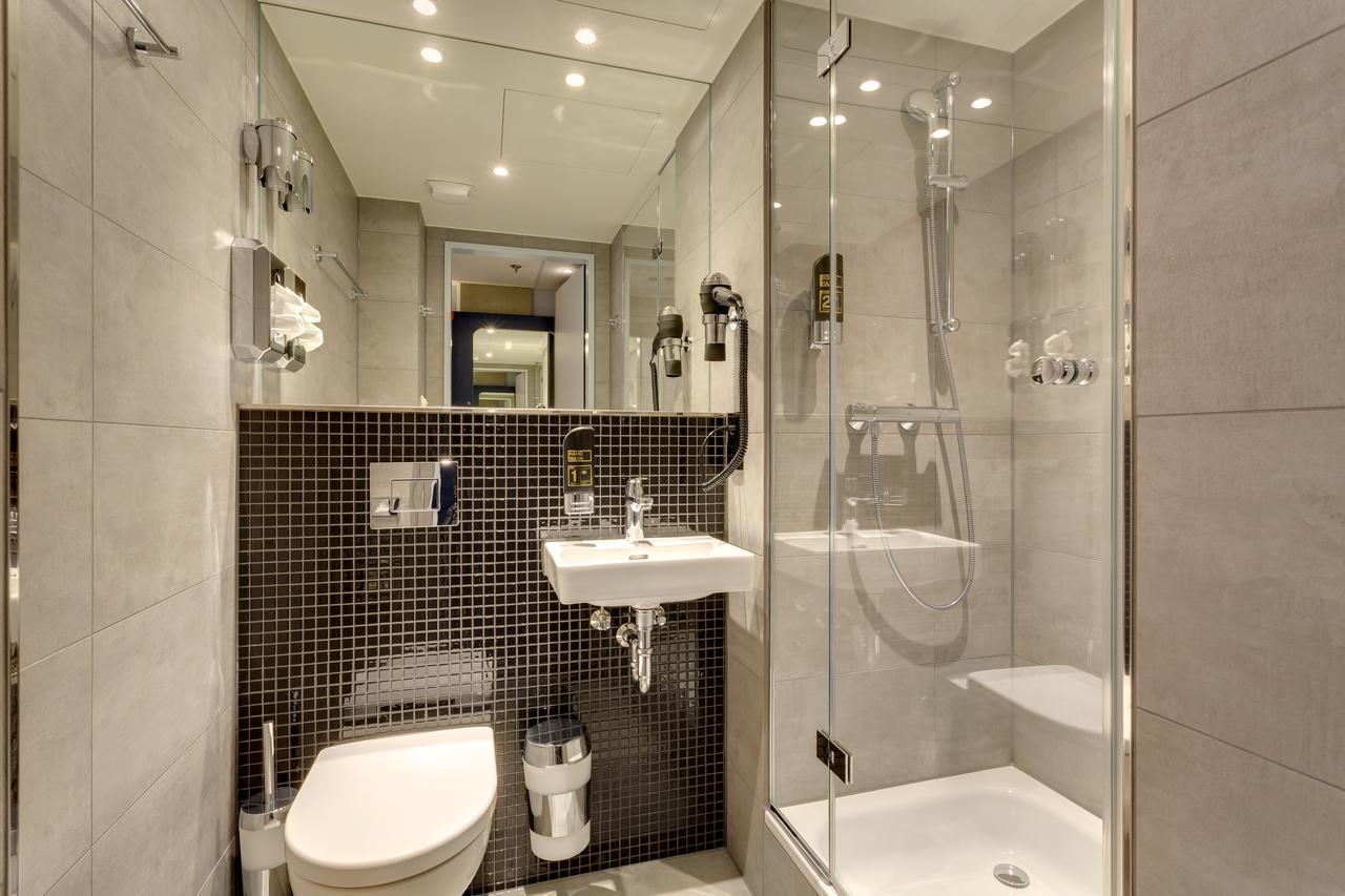6-Bed Room