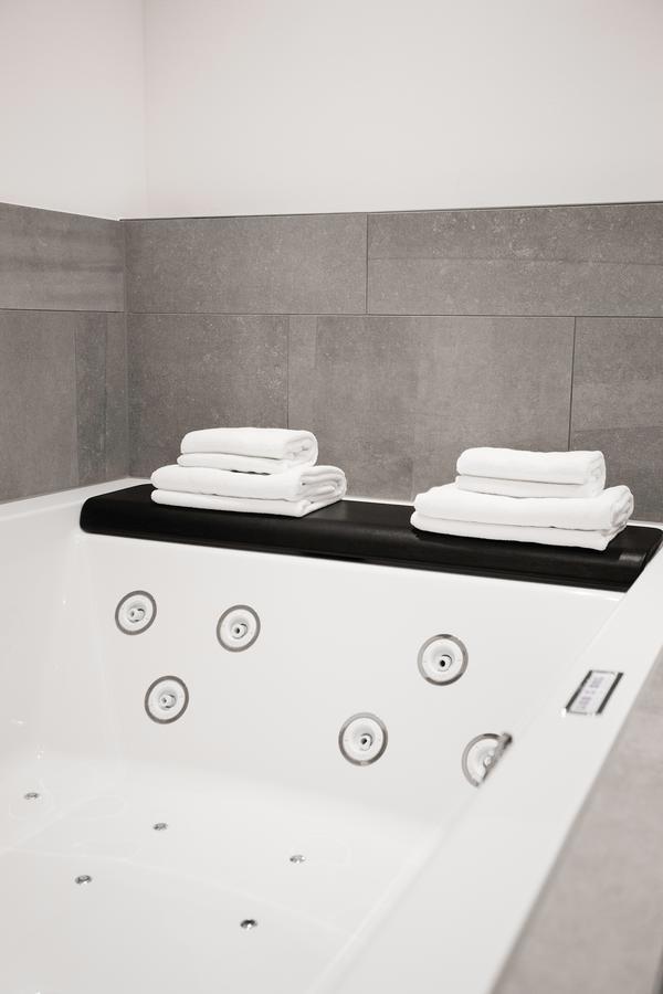 Zimmer mit Queensize-Bett und Whirlpool
