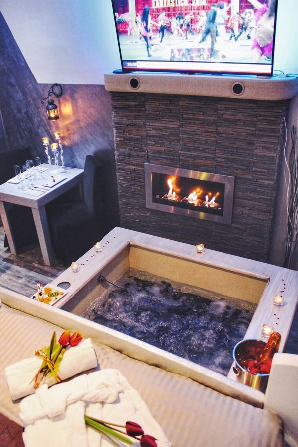 Deluxe Suite Spa Bath