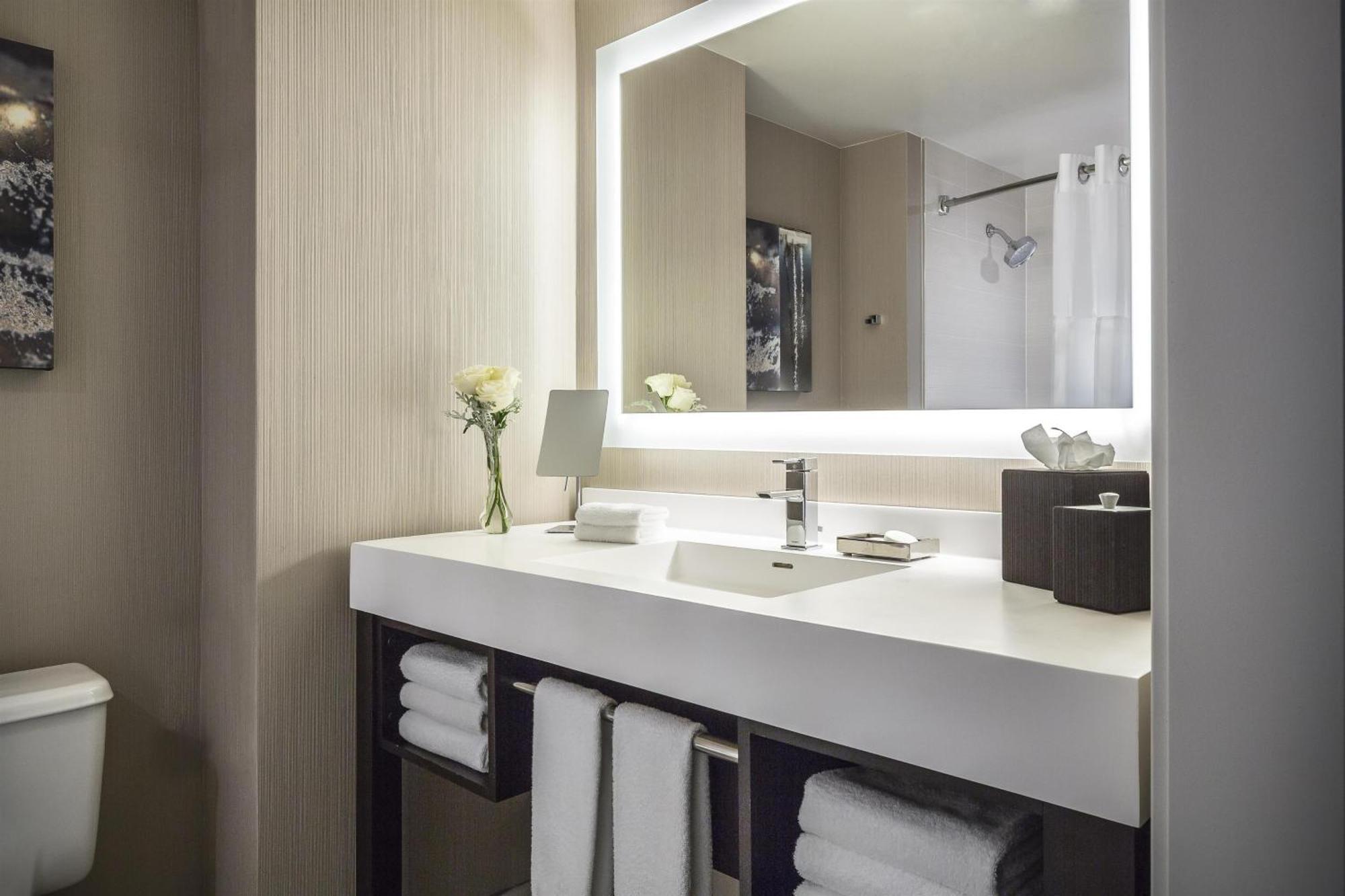 Tweepersoonskamer met 2 Tweepersoonsbedden en Douche - Geschikt voor Gasten met een Lichamelijke Beperking