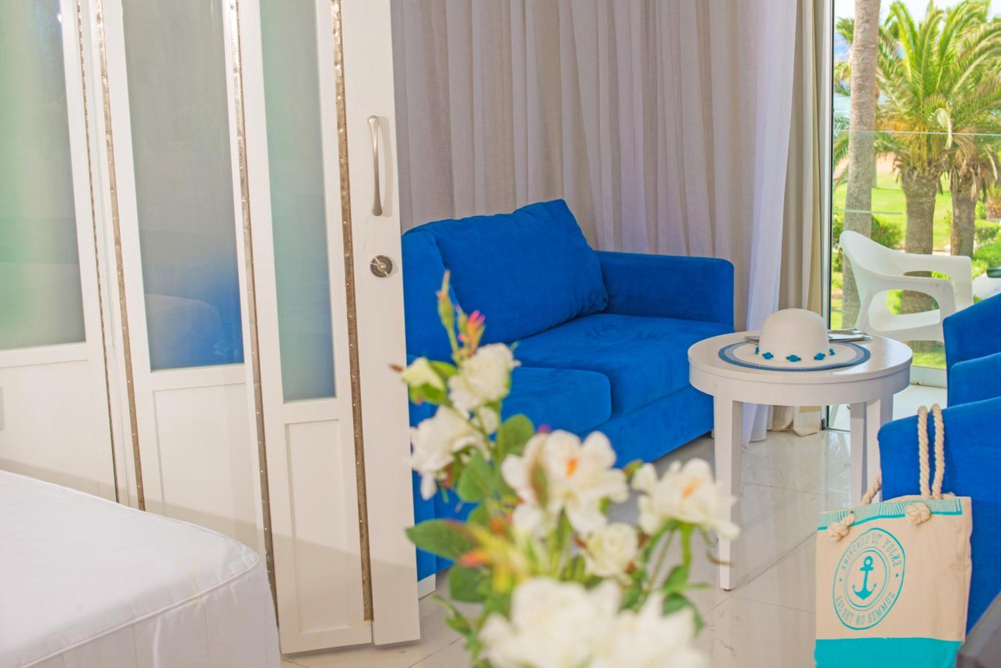 Familienzimmer mit Poolblick
