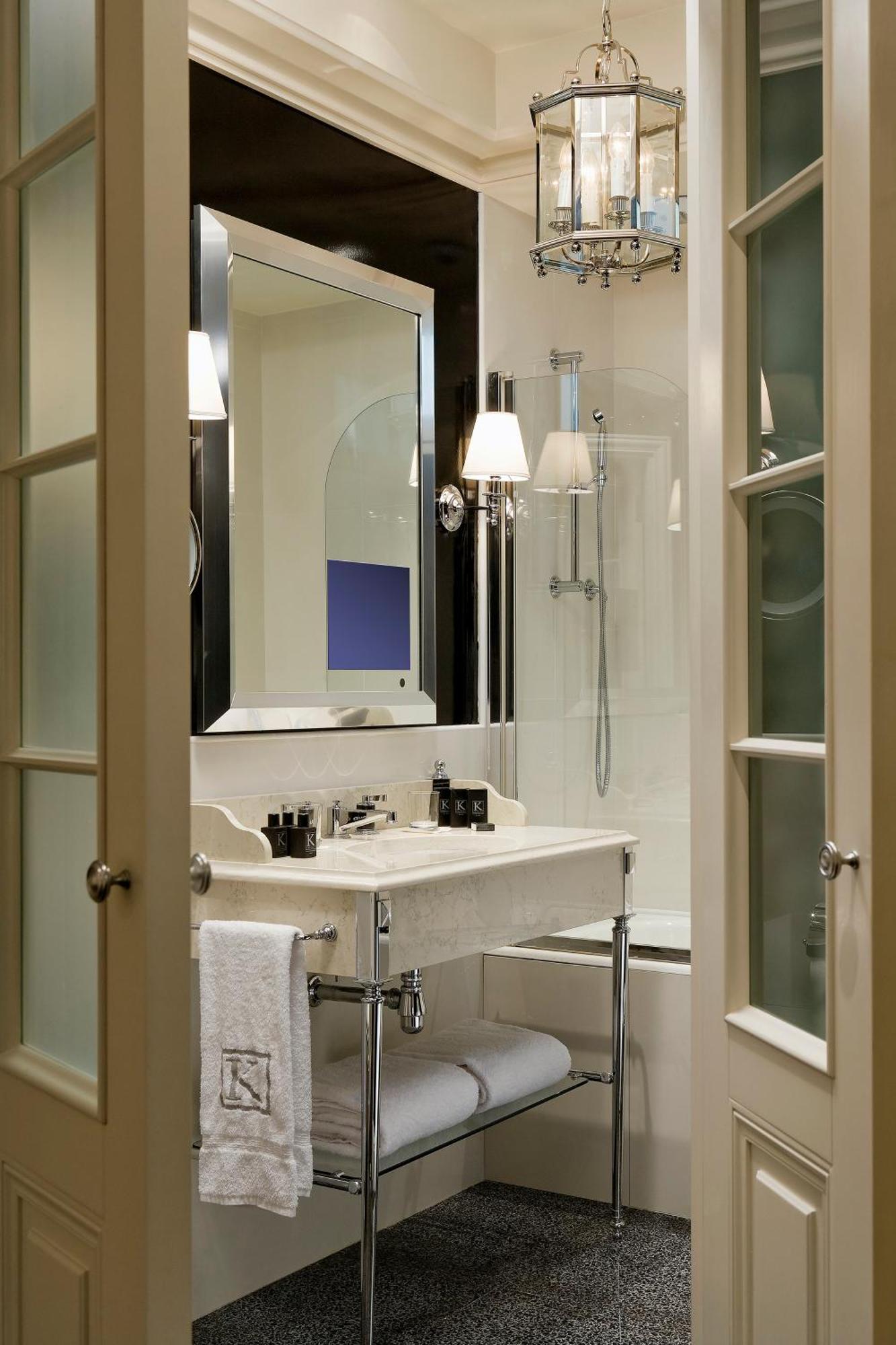 Executive Room King bed or Twin & bath