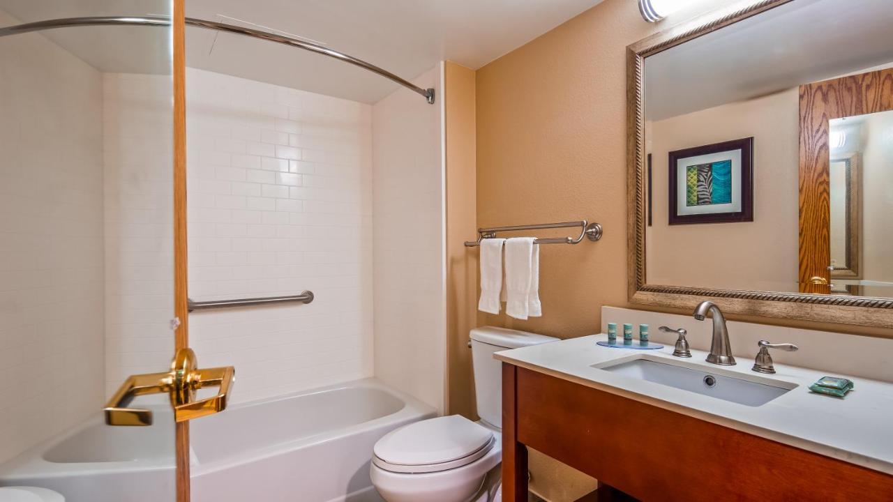 Queen Suite with Mobility Accessible Tub