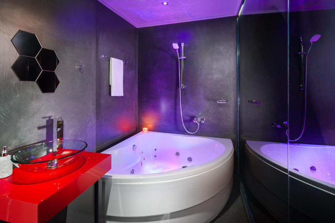 Double Room Spa Bath without Window Access to Relax Zone