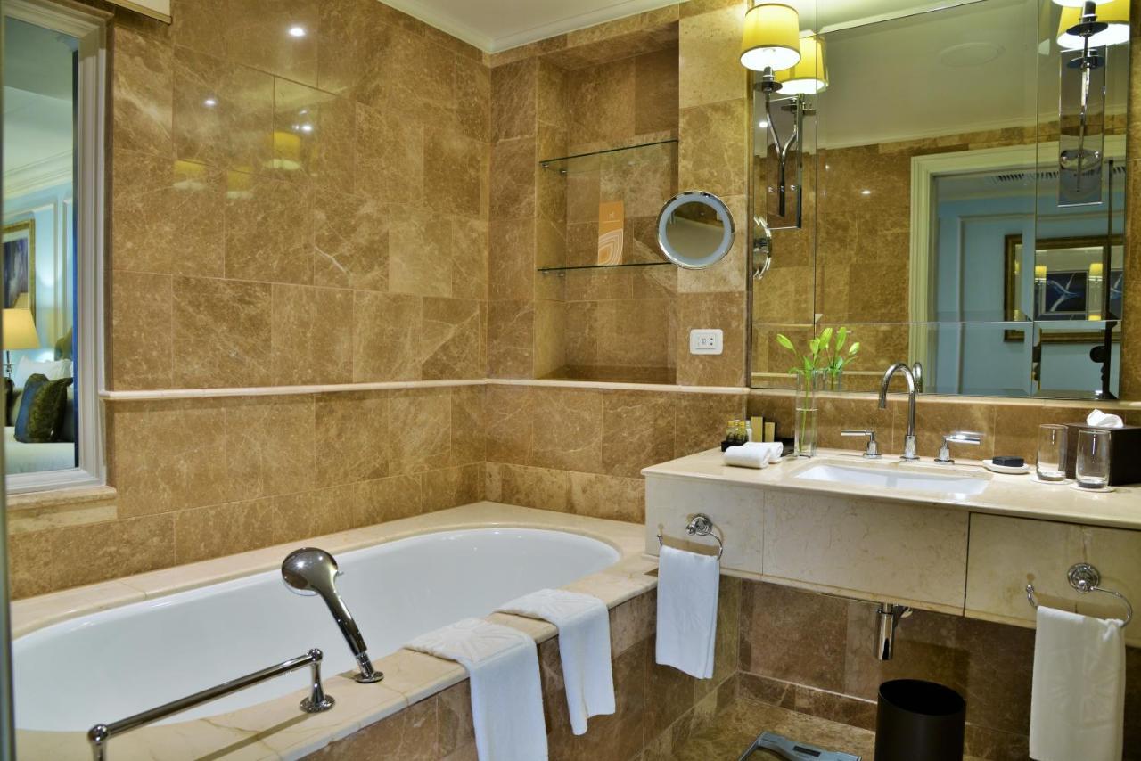 Luxury Twin Room Cathedral View Heritage Wing