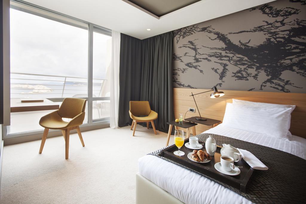 Suite Junior con vistas al mar y balcón