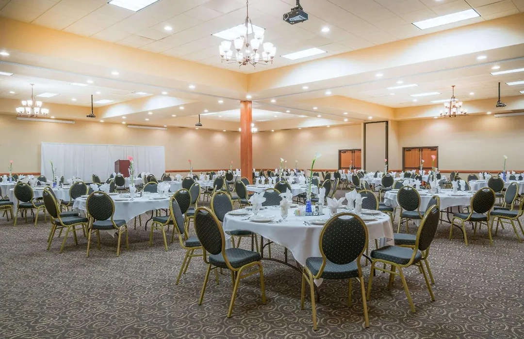 Ramada By Wyndham Des Moines Tropics Resort & Conference Ctr-1