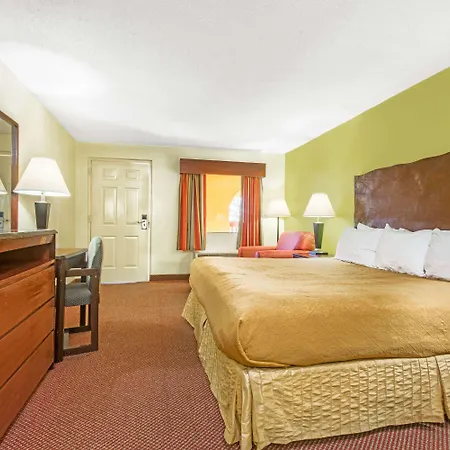 Days Inn By Wyndham Opelika-3