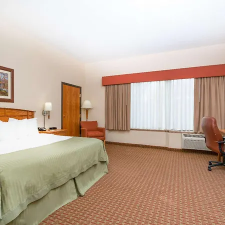 Ramada By Wyndham Des Moines Tropics Resort & Conference Ctr-2