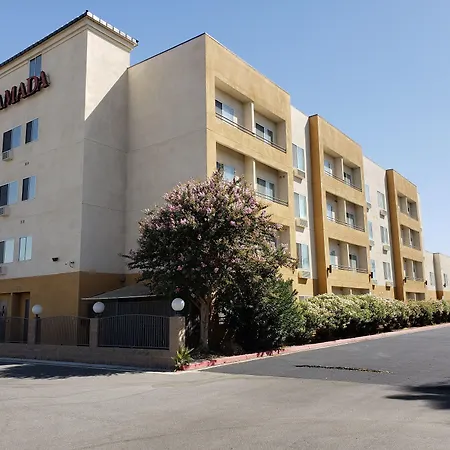 Ramada By Wyndham Bakersfield-3