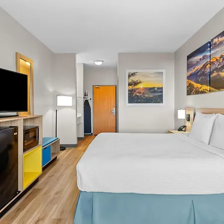 Days Inn & Suites By Wyndham Castle Rock-2