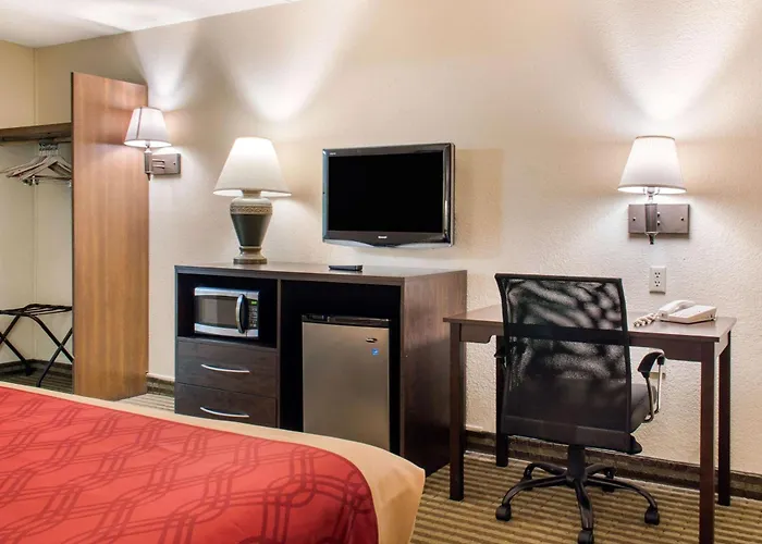 Econo Lodge Inn & Suites