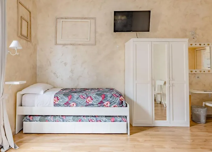 Deluxe Rooms And One Chilling Jacuzzi Suite Guesthouse Rome