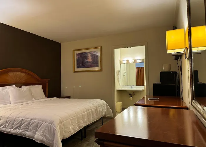 Country Club Inn & Suites