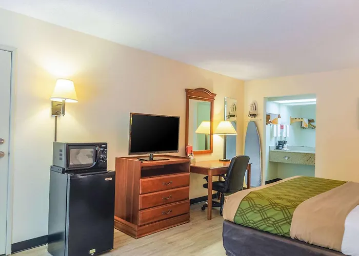 Econo Lodge Inn & Suites Gulfport Airport