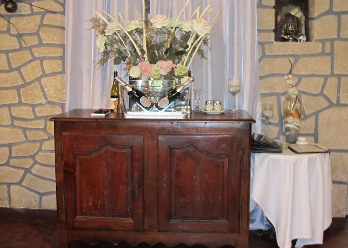 Logis Hôtel Deshors-Foujanet
