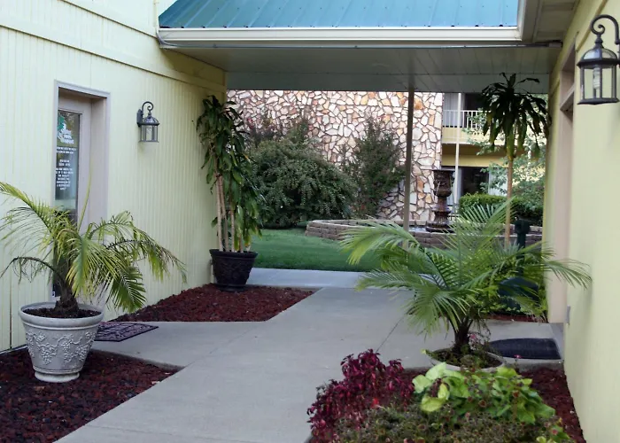 Golden Manor Inn & Suites