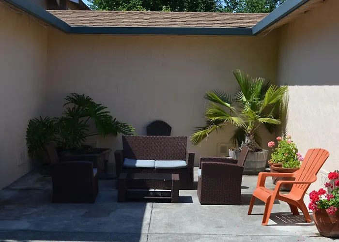 Carlin'S Cottage Court
