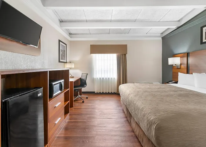 Quality Inn & Suites Kansas City - Independence I-70 East