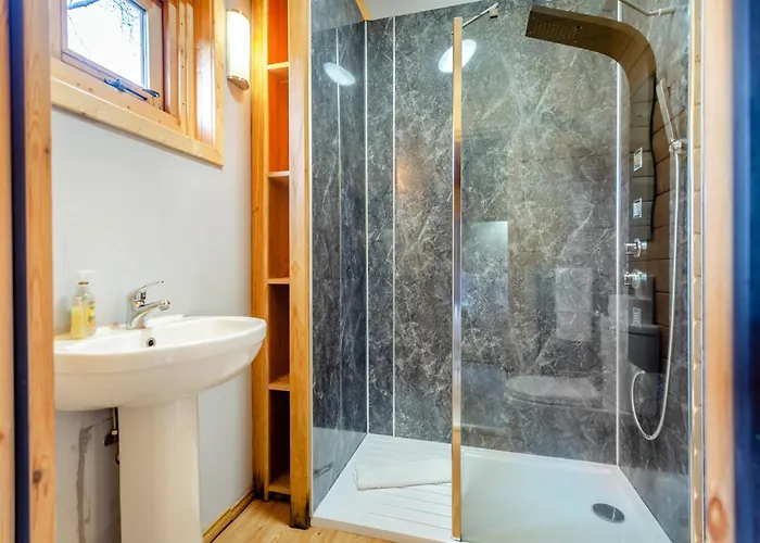 Castlewood Lodges