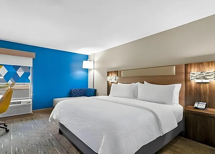 Holiday Inn Express & Suites Joplin Southeast