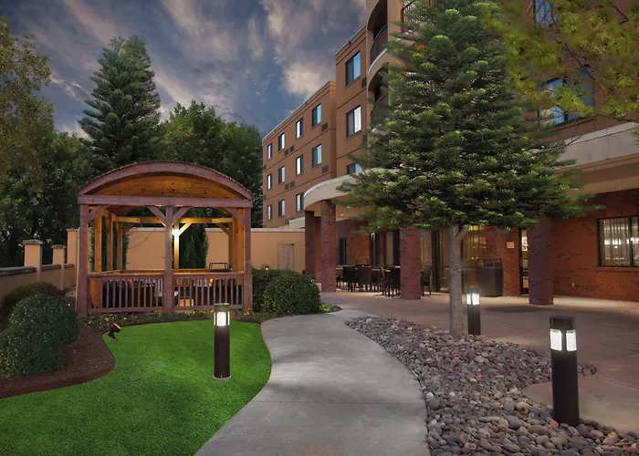 Courtyard By Marriott Fayetteville