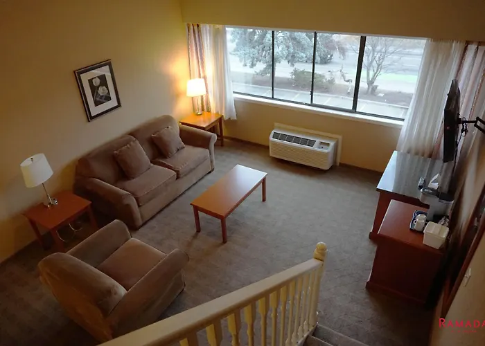 Ramada By Wyndham Kelowna Hotel & Conference Center- Pool, Hot Tub, And Restaurant
